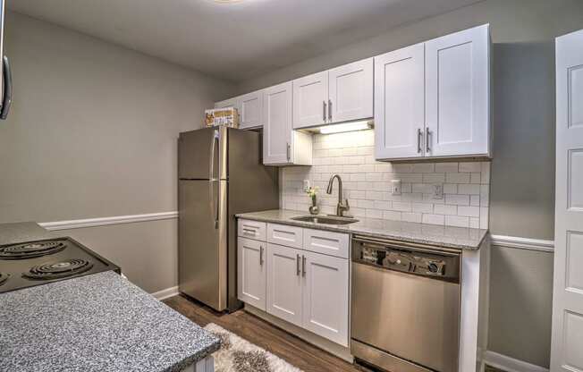 Kitchen Bar With Granite Counter Top at Rosemont Vinings Ridge, Atlanta, 30339