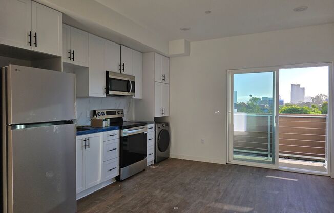 Studio, 1 bath, 327 sqft, $1,815, Unit 302