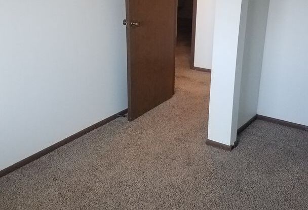 2 beds, 1 bath, $855, Unit 01