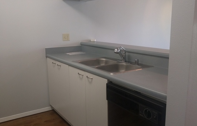 Beautiful 1BDR in the Heart of Upper Queen Anne w/ Huge Private Patio!!!