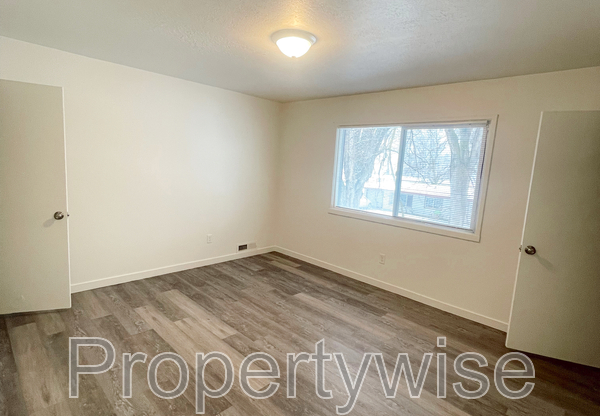 1094 W 1520 N