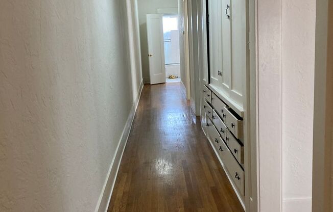 2 beds, 1 bath, $2,620, Unit C