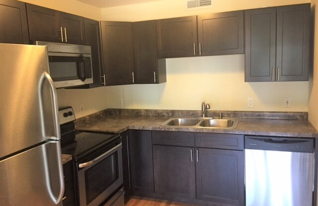 2 beds, 2 baths, $650