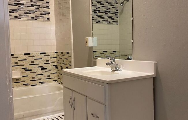 1 bed, 1 bath, 700 sqft, $1,550, Unit 6