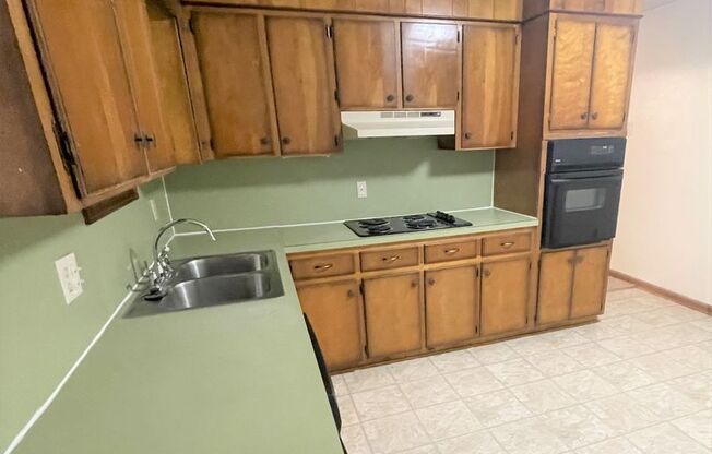 2 beds, 1 bath, 903 sqft, $1,340, Unit J-10