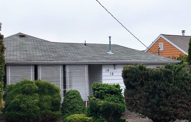 3 bedroom Ramble House in Manette- Hardwood and Fireplace!