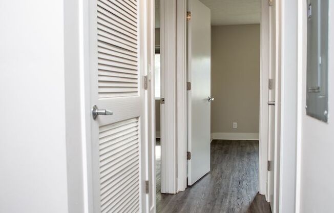 2 beds, 1 bath, $1,050, Unit 4001 Holdrege St. #21