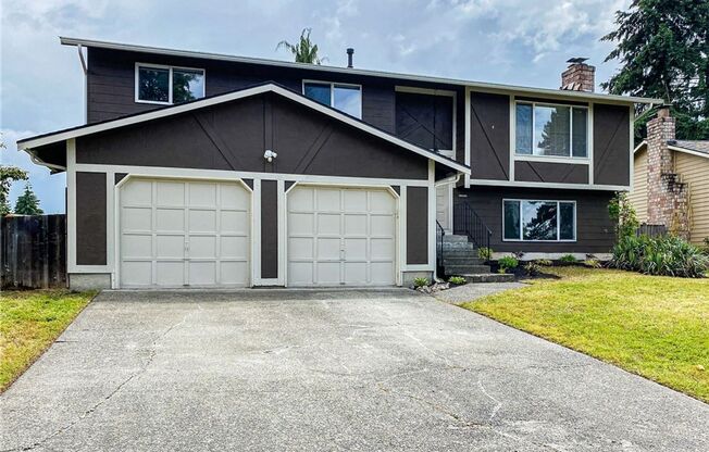 Kirkland 5 bd 3 Bath single family house with fully fence backyard. Close to Totem Lake Mall
