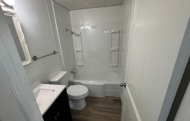 2 beds, 1 bath, $1,100