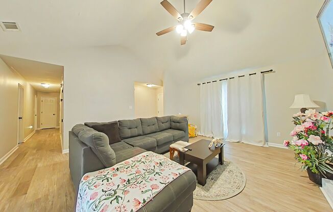 4 Bedroom Brick Ranch in Woodlake!