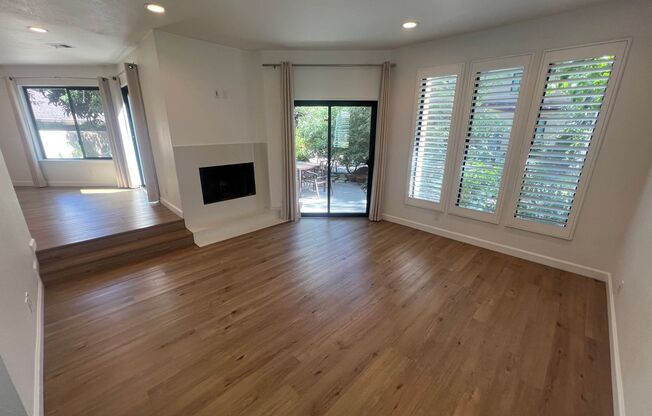 Beautiful upgraded 3 bed 2.5 bath Townhouse in Mountain View. Must See!