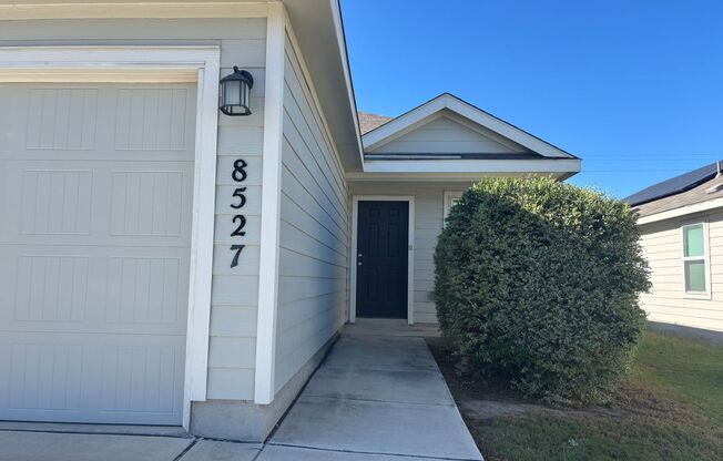 3-bed 2-bath home with Community Pool