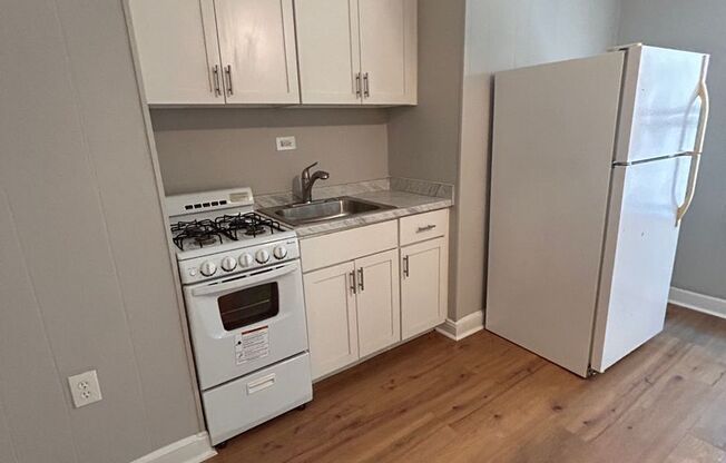 Studio, 1 bath, $800, Unit 114