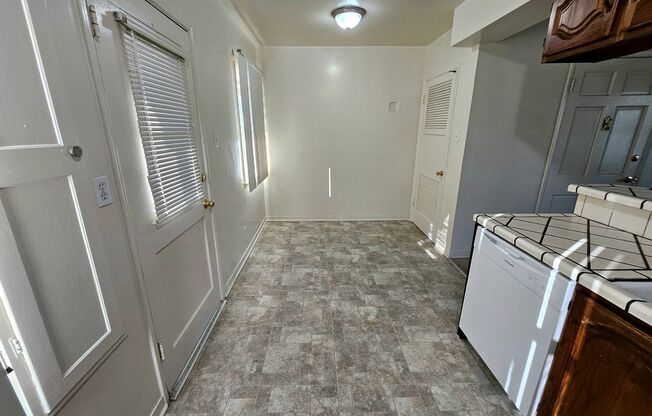 2 beds, 1 bath, $2,350