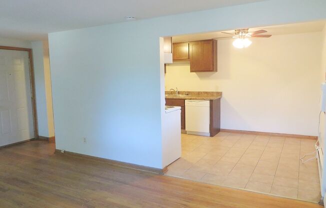 2 beds, 1 bath, 850 sqft, $1,299, Unit 5806-3 Russett