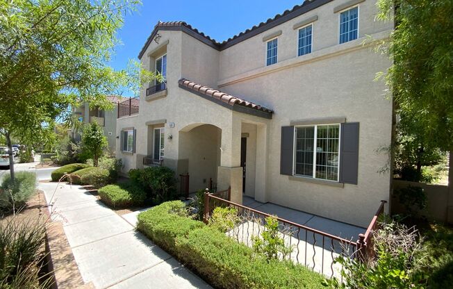 *2 WEEKS FREE RENT FOR QUALIFIED APPLICANTS W/ IMMEDIATE MOVE IN*N.W. BEAUTIFUL UPGRADED HOME WITH COMMUNITY POOL & PARK!