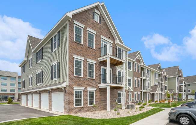 the estates at tanglewood|building exterior at Meadowbrooke Apartment Homes, Grand Rapids