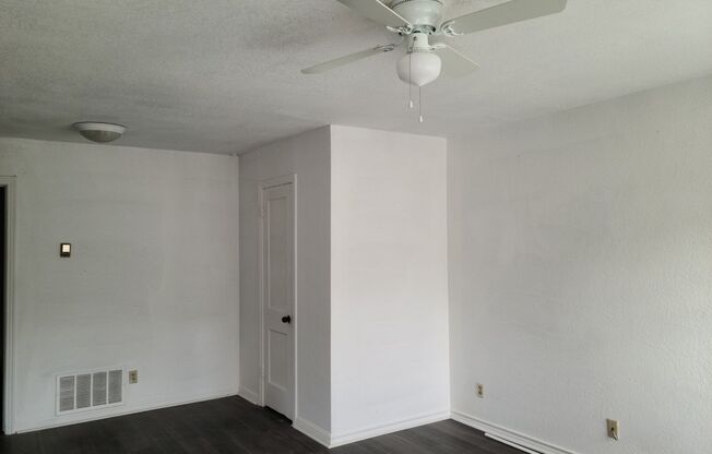 2 beds, 1 bath, $850, Unit 1712