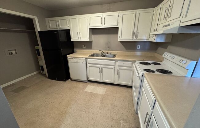 3 beds, 2 baths, 1,155 sqft, $1,050, Unit D03