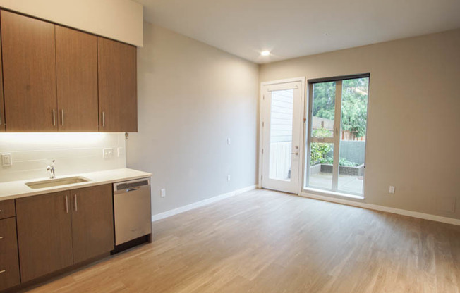 Sellwood-Great Modern Studio w/Dishwasher & W/D!