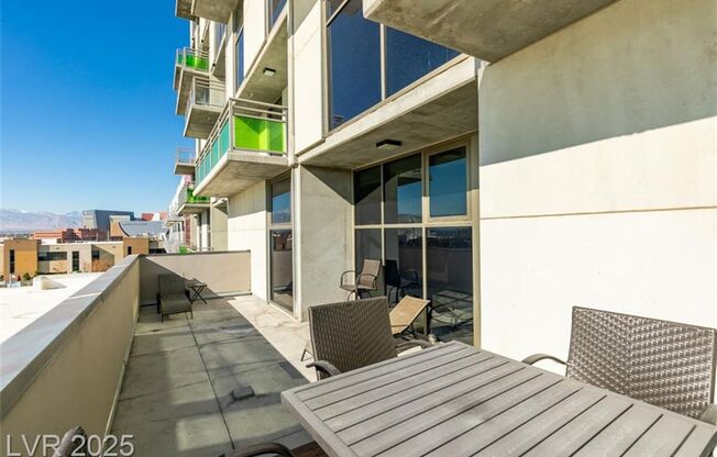 1 bed, 2 baths, $2,977, Unit Juhl Highrise