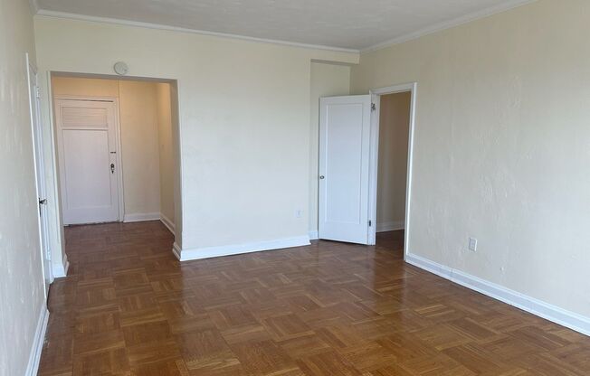 Studio, 1 bath, 413 sqft, $1,425, Unit Royal York 1015