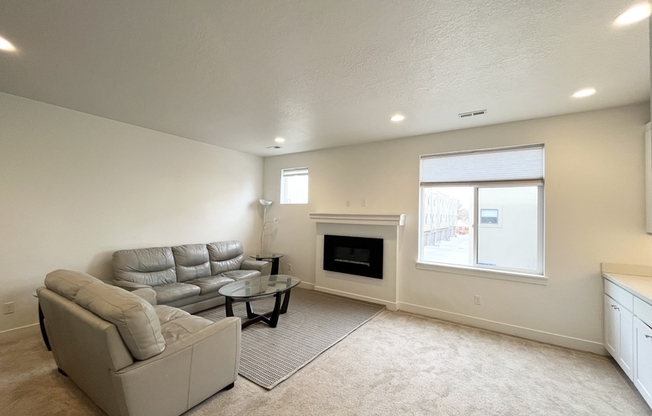 3883 KOMENDA CT