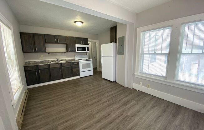 3 beds, 1 bath, 800 sqft, $900, Unit Apt 3