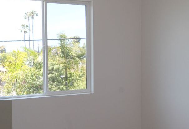 3 bedrooms 2 baths Duplex- ADU style.
