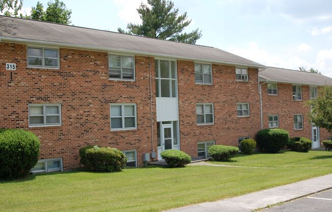 2 beds, 1 bath, 903 sqft, $1,150, Unit I-1