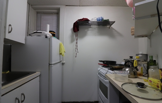 2 beds, 1 bath, $3,200, Unit 12