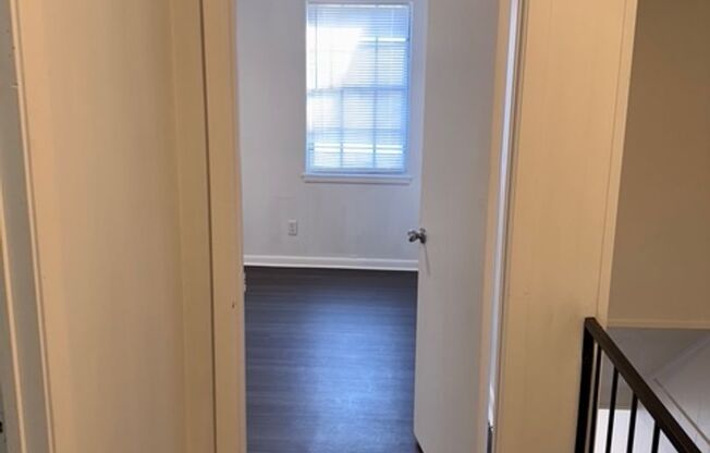 2 beds, 1.5 baths, $850, Unit 2