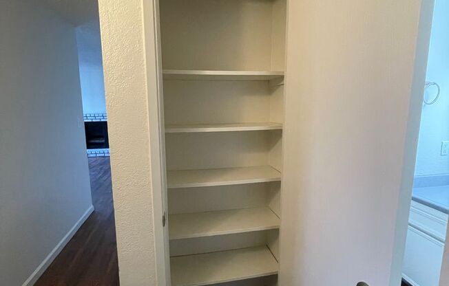 2 beds, 1 bath, 993 sqft, $1,595, Unit 13-18