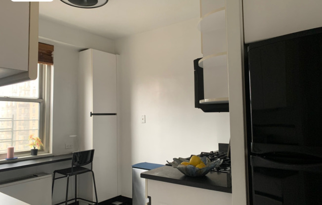 2 beds, 1 bath, $5,600, Unit 19J