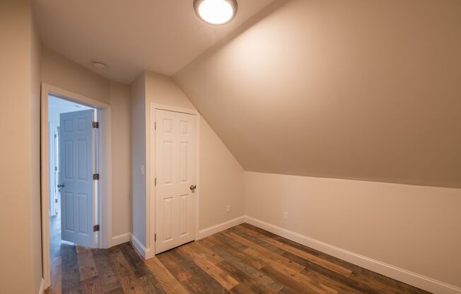 2 beds, 1 bath, $2,650, Unit 1056 Forest Ave. #3, Portland