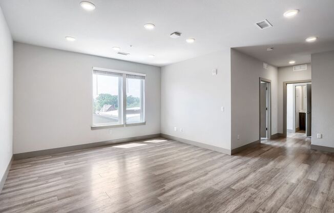 3 beds, 3 baths, 900 sqft, $2,400, Unit 204