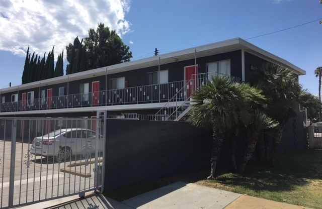 2BD 1 BA centrally located in Norwalk! In nearby proximity of the 5, 605, 105 freeways. Target shopping, civic center that includes an AMC theater and much more!!