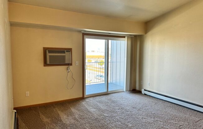 1 bed, 1 bath, 718 sqft, $985, Unit 605-211