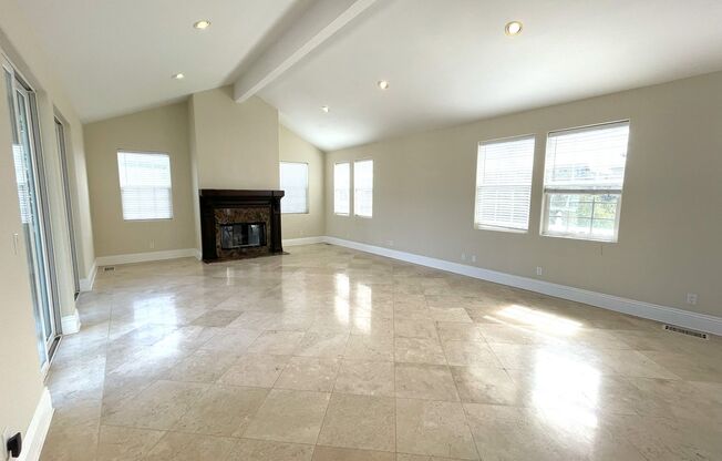 Beautiful 3 bedroom detached townhome with A/C