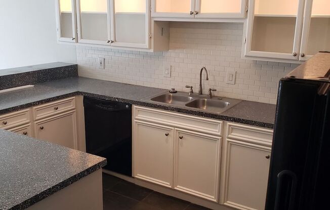 2 beds, 1 bath, $1,395, Unit 20