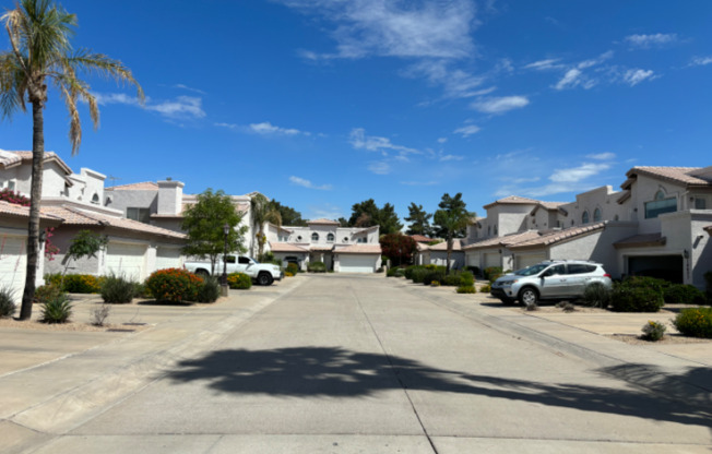 5620 E KELTON LN