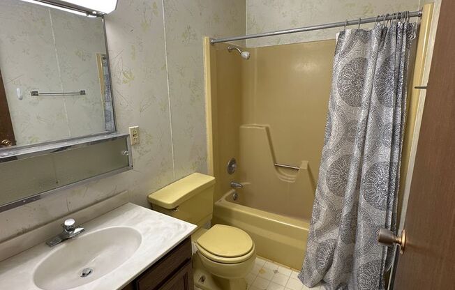 2 beds, 1 bath, $525, Unit 9