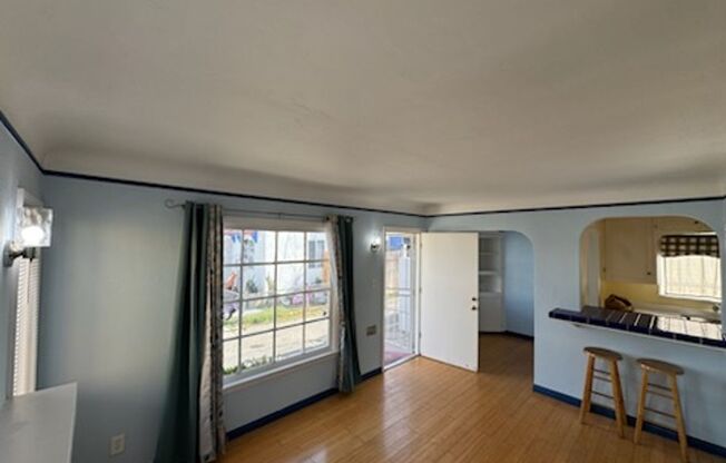 2 beds, 1 bath, $2,350