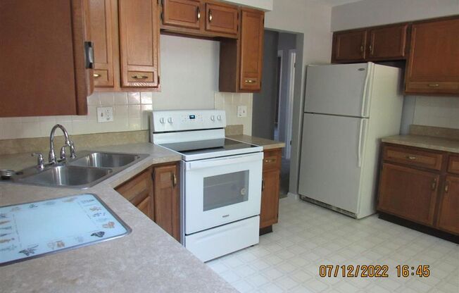 3 beds, 2 baths, $1,095