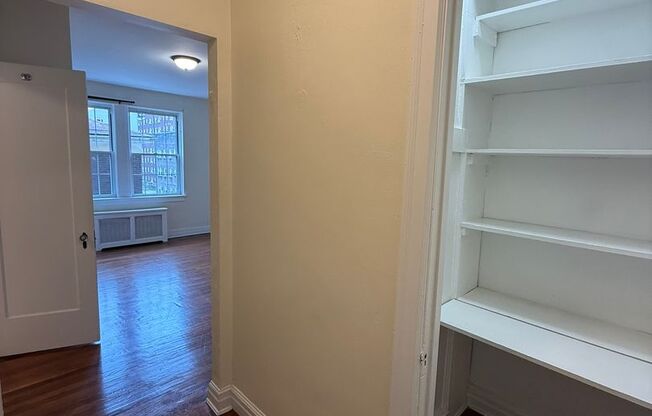 Studio, 1 bath, 294 sqft, $1,175, Unit New King Edward  3B7