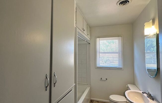 2 beds, 1 bath, $895