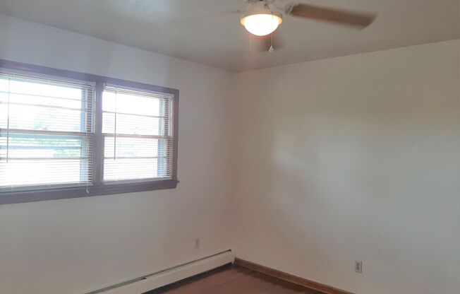2 beds, 1 bath, 903 sqft, $1,250, Unit B-1