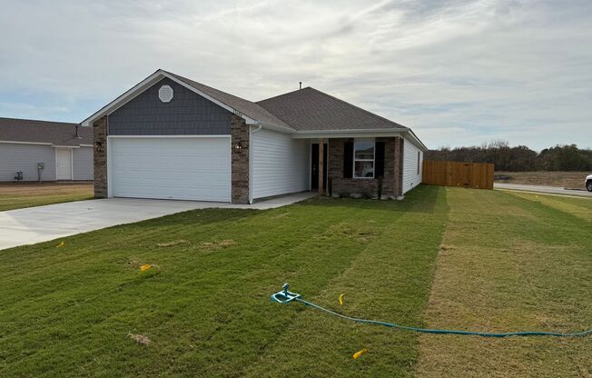 Beautiful 4 bedroom 2 bath new construction home in Coweta!