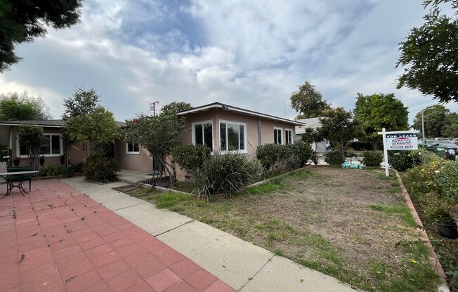 Remodeled & MOVE IN READY 2+1 duplex in Panorama City FOR LEASE!