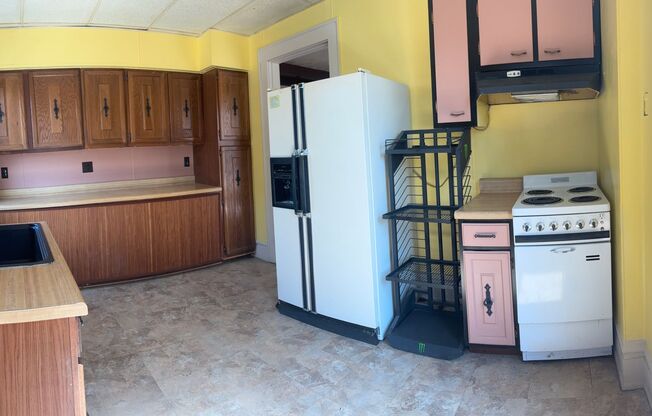 3 beds, 1 bath, $1,195, Unit A